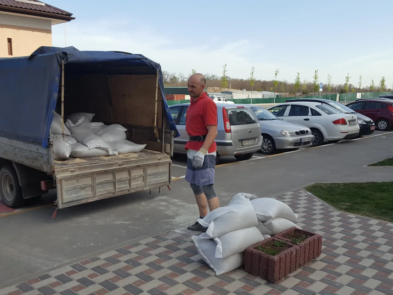збирання сміття в мішки на об'єкті у Києві