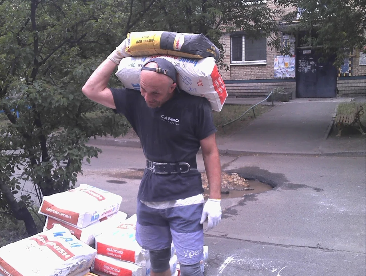 підйом матеріалів на поверх на об'єкті у Києві