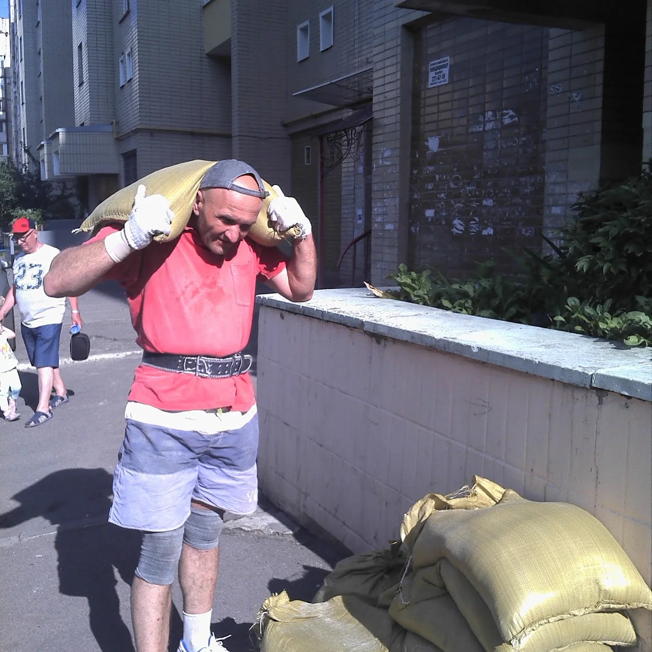 вантажники у Києві виконують підйом матеріалів на поверх