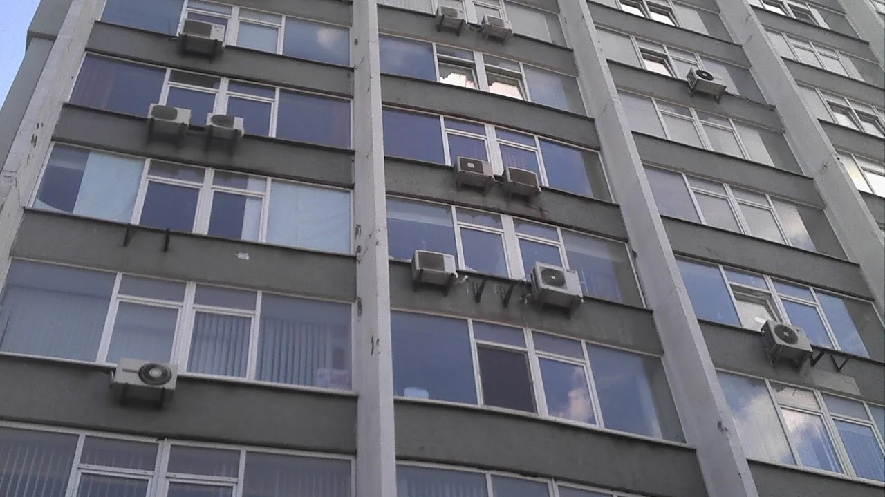 вантажники у Києві виконують демонтажні роботи