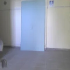 вантажники у Києві виконують розвантаження вантажного автомобіля