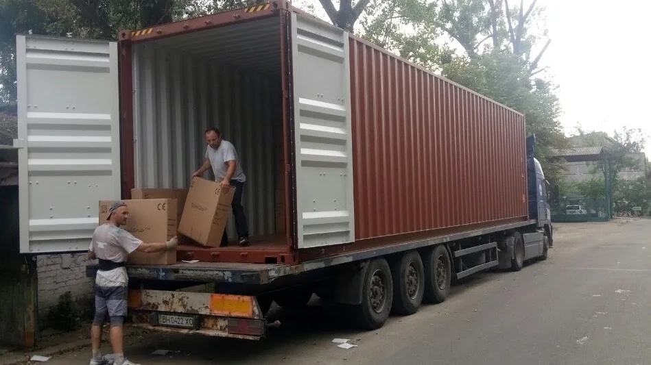 розвантаження вантажного автомобіля на об'єкті у Києві