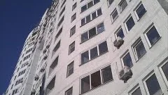вантажники у Києві виконують занесення матеріалів у квартиру