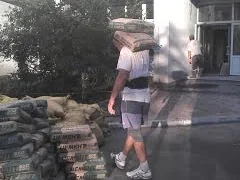 вантажники у Києві виконують підйом матеріалів на поверх