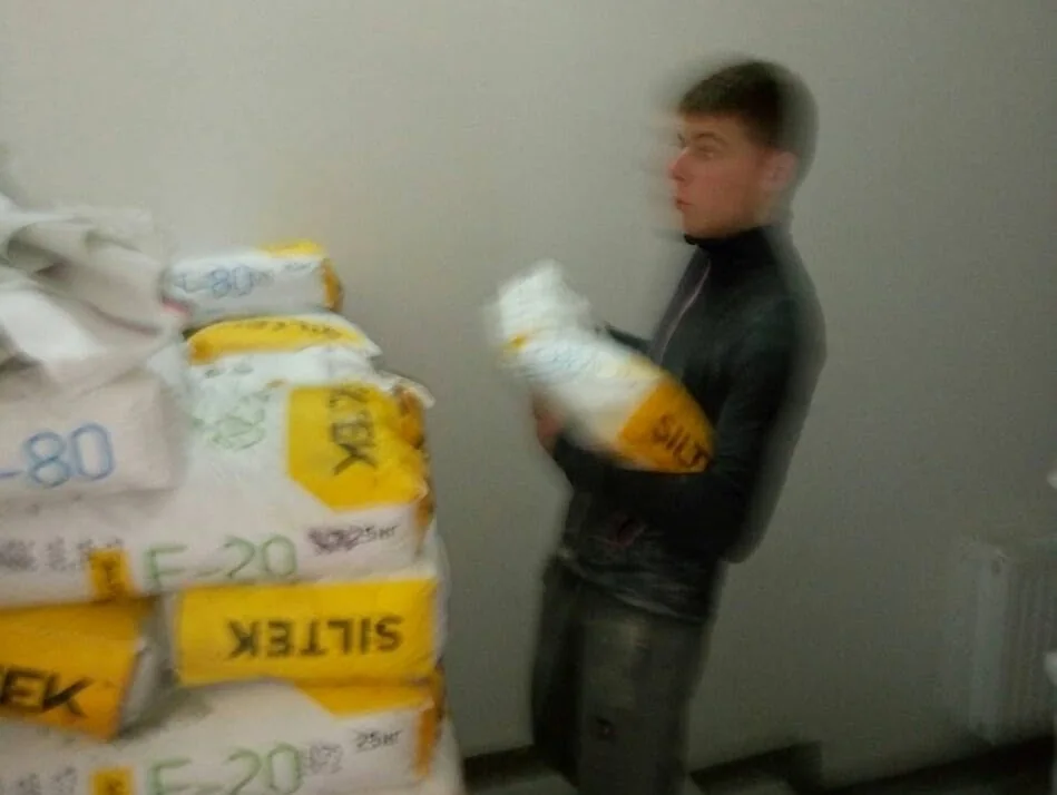 вантажники у Києві виконують перенесення матеріалів по об'єкту