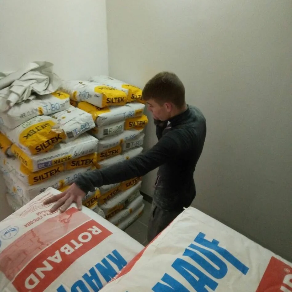 робота вантажників на будівельному об'єкті