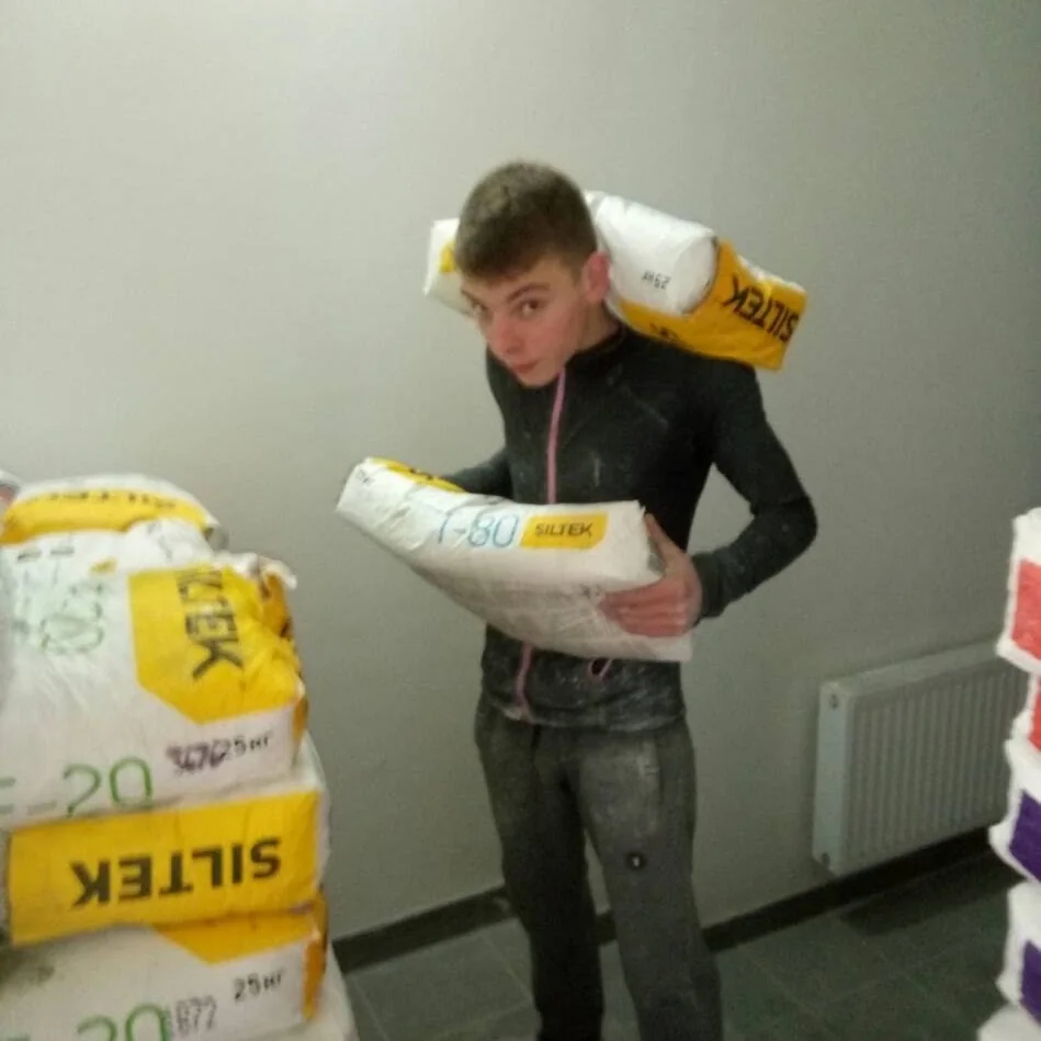 вантажники у Києві виконують збирання сміття в мішки
