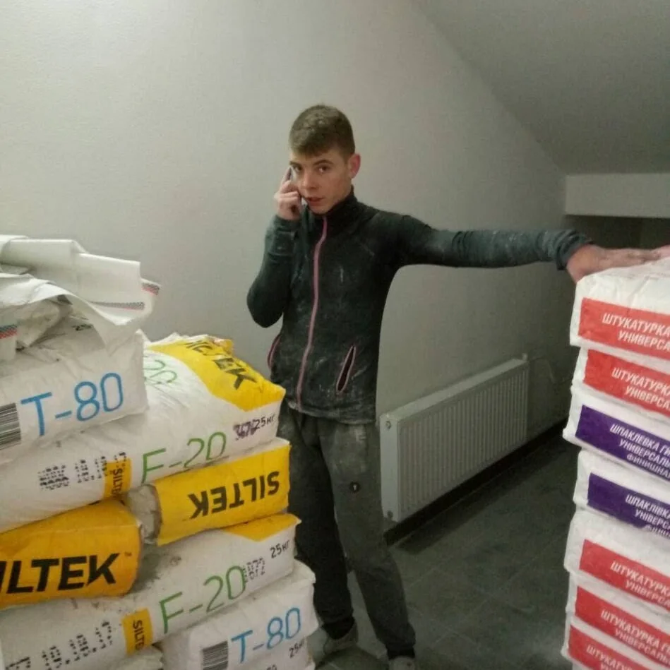 робота вантажників на будівельному об'єкті