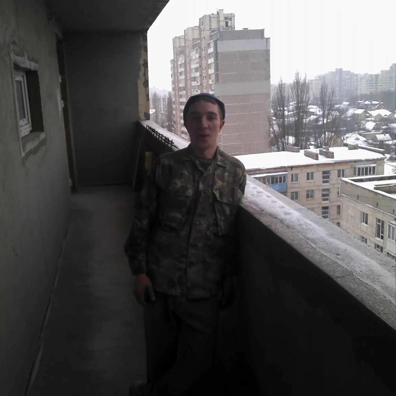 вантажники у Києві виконують завантаження сміття в автомобіль