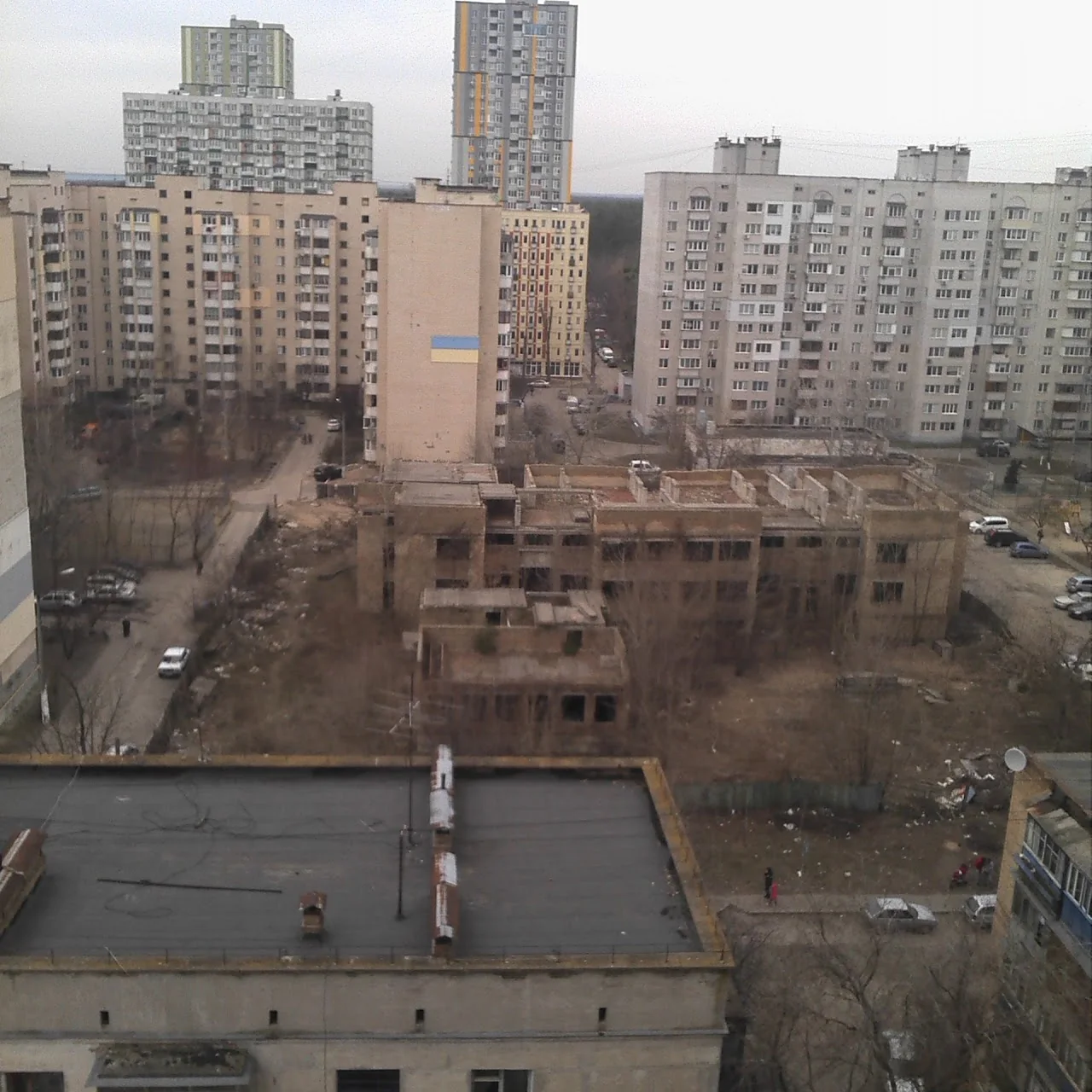 вантажники у Києві виконують завантаження сміття в автомобіль